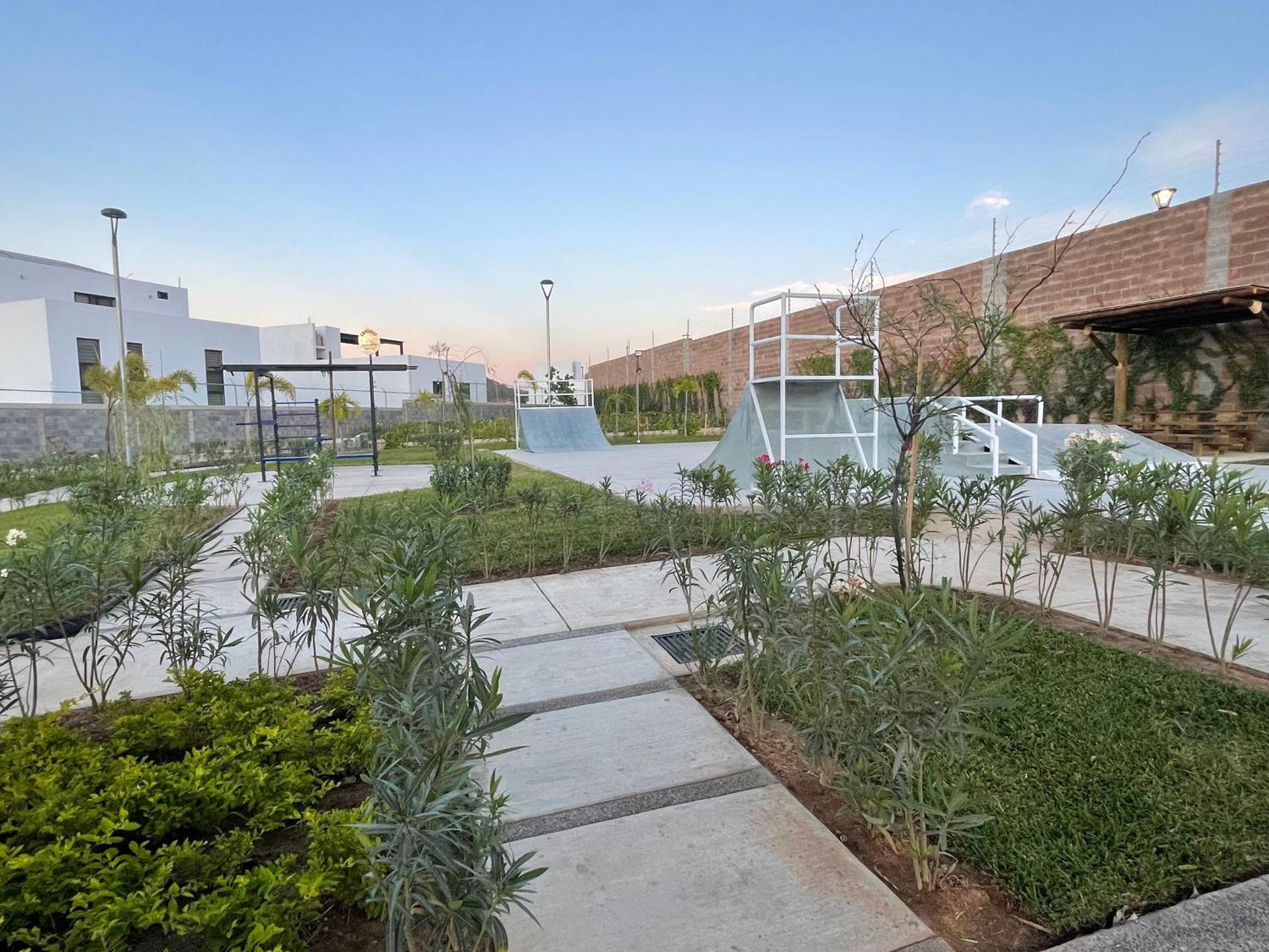 New°family°pool°spacious°backyard°king°bbq°gated Сasa de vacaciones *